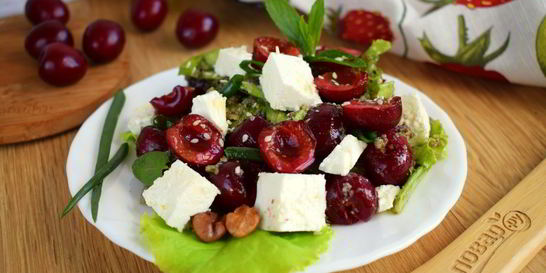 Салат с черешней и сыром