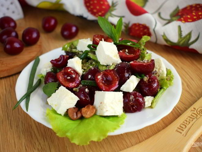 Рецепт салата с черешней и сыром