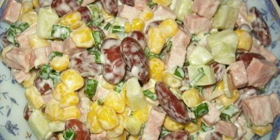 Салат с фасолью и ветчиной