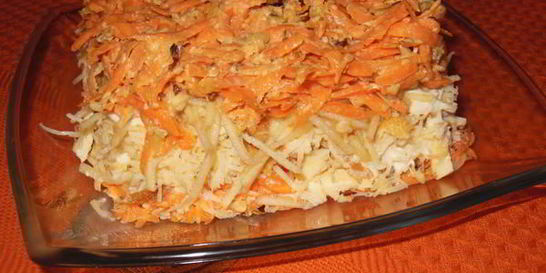 Салат с омлетом, морковью, яблоком и сыром