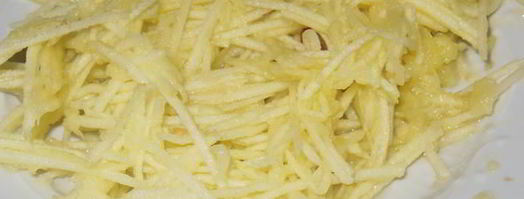 салат с омлетом, морковью, яблоком и сыром. Шаг 7