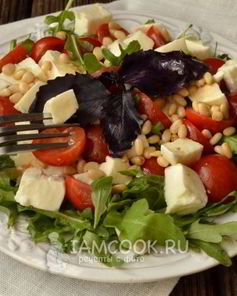 Салат с рукколой, помидорами и моцареллой