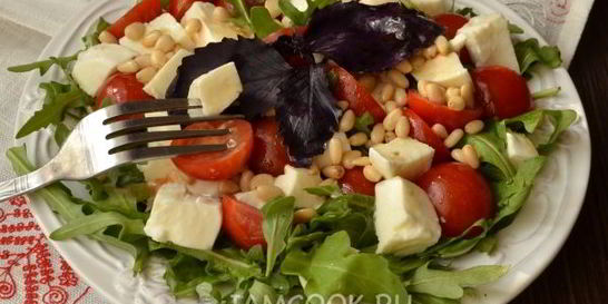 Салат с рукколой, помидорами и моцареллой