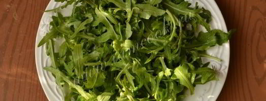 салат с рукколой, помидорами и моцареллой. Шаг 4