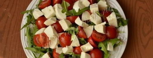 салат с рукколой, помидорами и моцареллой. Шаг 6