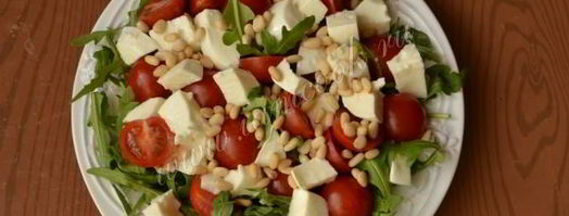 салат с рукколой, помидорами и моцареллой. Шаг 7