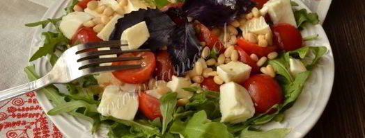 салат с рукколой, помидорами и моцареллой. Шаг 8