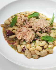 Салат с тунцом и белой фасолью