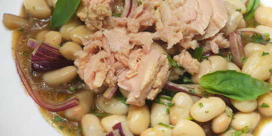 Салат с тунцом и белой фасолью