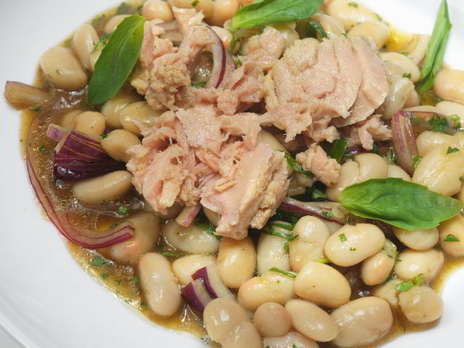 Рецепт салата с тунцом и белой фасолью