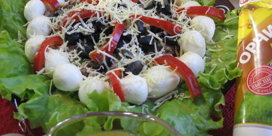 Салат с тунцом и моцареллой