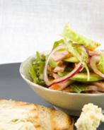 Салат с ветчиной гриль и гренками