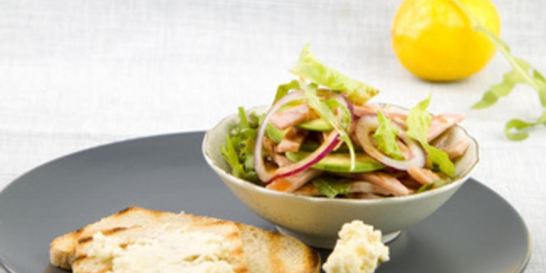 Салат с ветчиной гриль и гренками