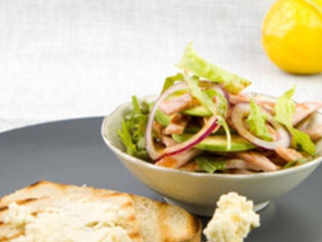 Рецепт салата с ветчиной гриль и гренками