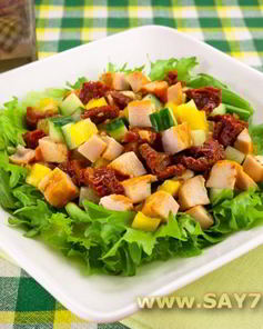 Салат с вялеными помидорами, куриным филе и огурцами