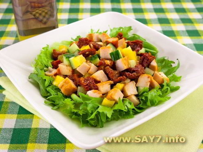 Рецепт салата с вялеными помидорами, куриным филе и огурцами