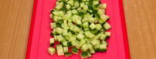 салат с вялеными помидорами, куриным филе и огурцами. Шаг 3