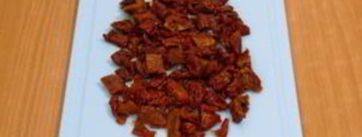 салат с вялеными помидорами, куриным филе и огурцами. Шаг 5