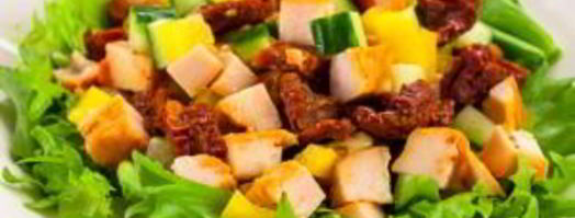 салат с вялеными помидорами, куриным филе и огурцами. Шаг 10