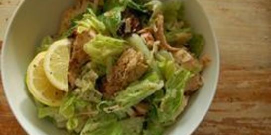 Салат Цезарь с копченой курицей и сухариками