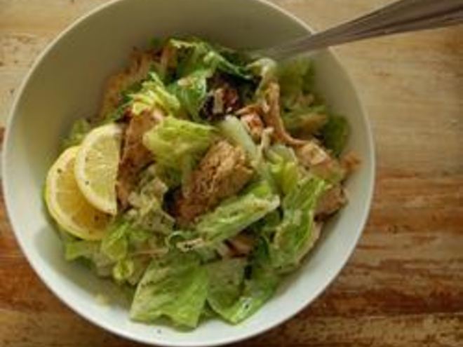 Рецепт салата цезарь с копченой курицей и сухариками