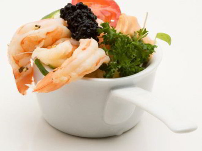 Рецепт салата цезарь с креветками и икрой