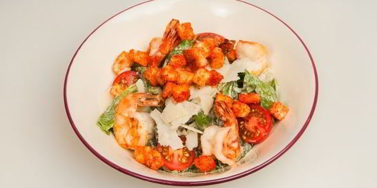 Салат Цезарь с креветками