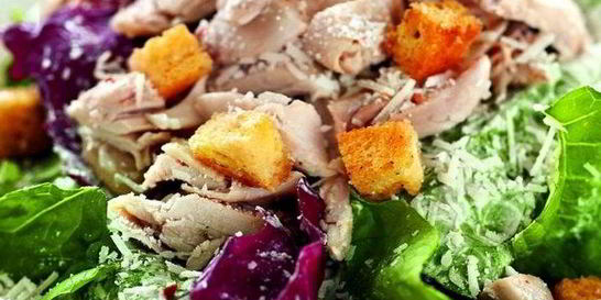 Салат Цезарь с куриной грудкой