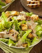 Салат цезарь с курицей и гренками