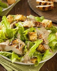 Салат цезарь с курицей и гренками