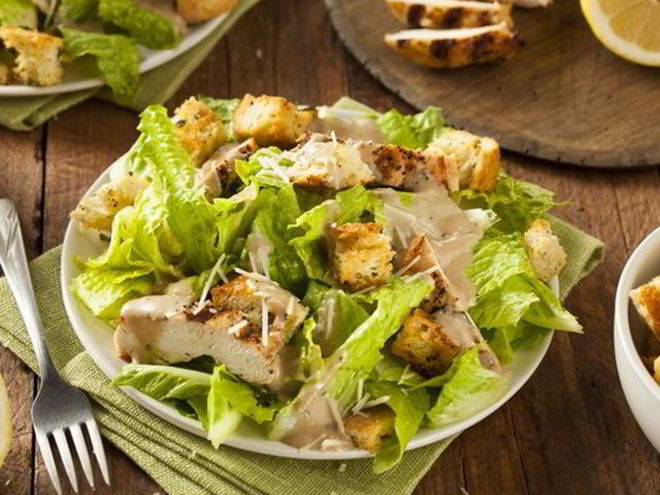 Рецепт салата цезарь с курицей и гренками