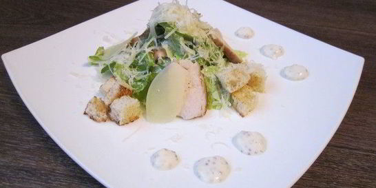 Салат Цезарь с курицей и йогуртом