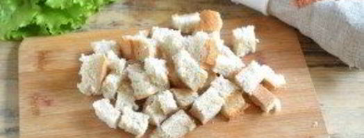 салат цезарь с курицей и сухариками. Шаг 4