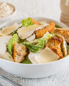 Салат Цезарь с курицей