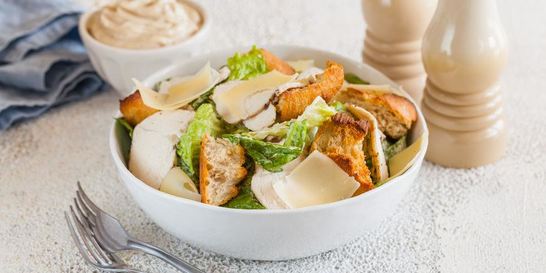 Салат Цезарь с курицей