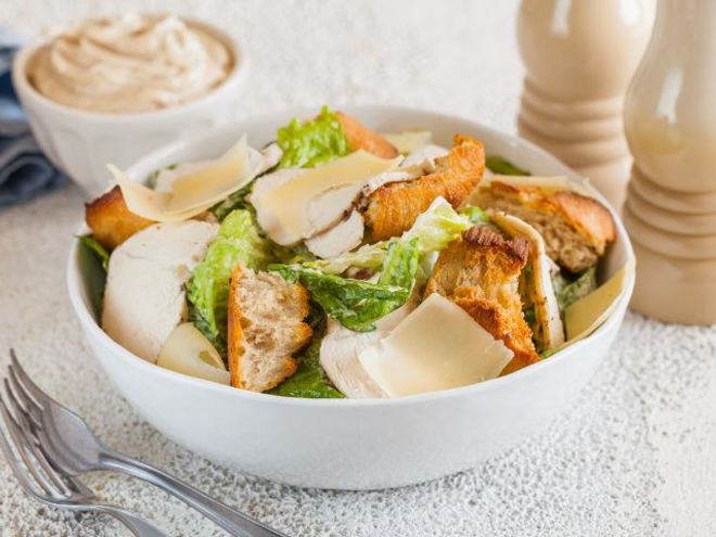 Рецепт салата цезарь с курицей