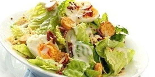 Салат Цезарь с палтусом