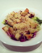 Салат Цезарь с сырным соусом