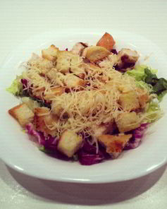 Салат Цезарь с сырным соусом