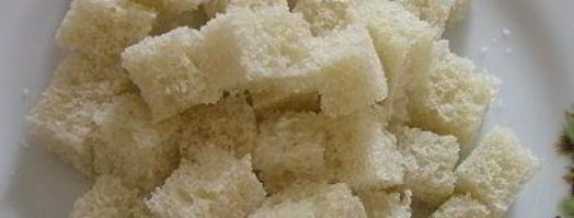 цезарь с семгой на листьях руколы. Шаг 3