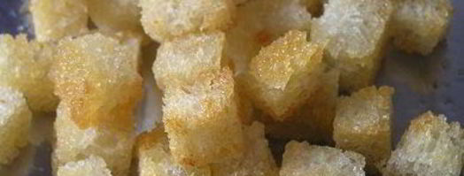 цезарь с семгой на листьях руколы. Шаг 4