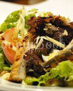 Цезарь с угрем и соусом Бальзамик Карамель