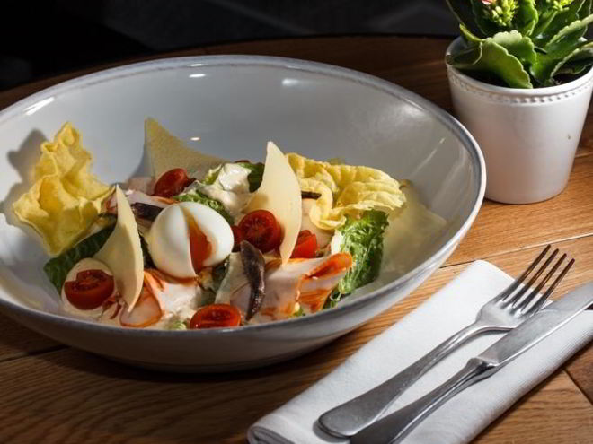 Рецепт утреннего цезаря с яйцом