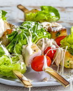 Закуска на шпажках на тему салата цезарь