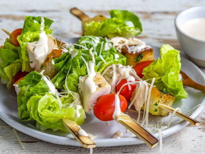 Рецепт закуски на шпажках на тему салата цезарь