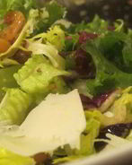 Салатный микс с креветками, пармезаном, хурмой и горчичной заправкой