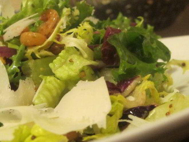 Рецепт салатного микса с креветками, пармезаном, хурмой и горчичной заправкой