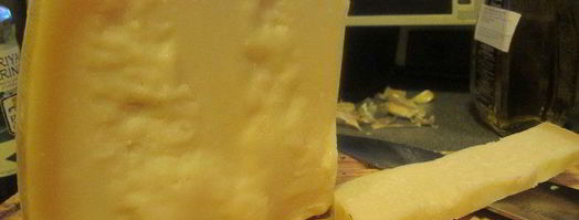 салатный микс с креветками, пармезаном, хурмой и горчичной заправкой. Шаг 3