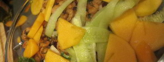 салатный микс с креветками, пармезаном, хурмой и горчичной заправкой. Шаг 4