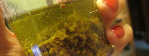 салатный микс с креветками, пармезаном, хурмой и горчичной заправкой. Шаг 5